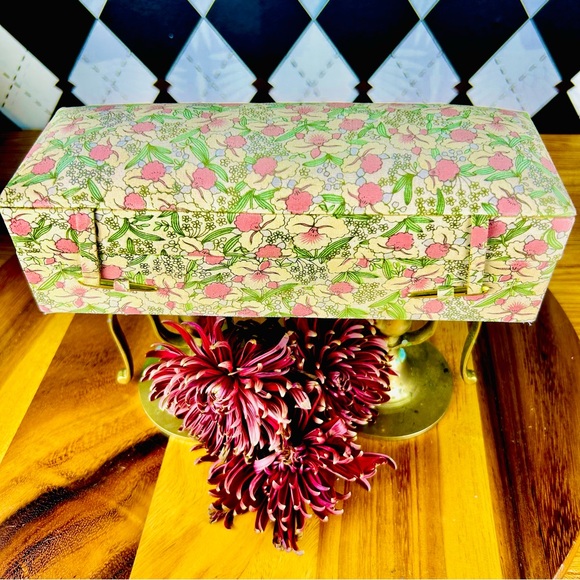 Vintage Floral Jewelry Box – Fabric Padded Vanity Organizer - Picture 14 of 17